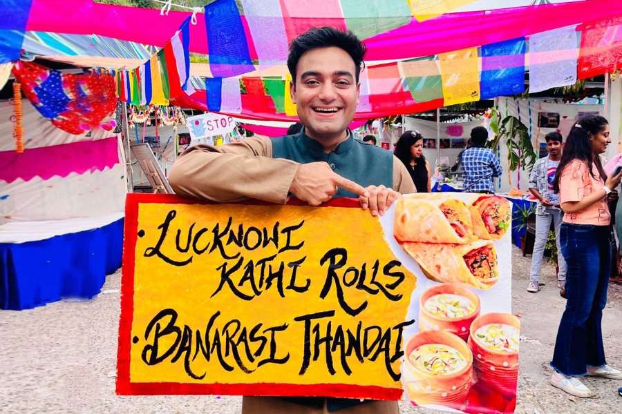 উচ্চ মাধ্যমিকের পর দিল্লিতে চলে আসেন হিমাংশু। ভর্তি হন হিন্দু কলেজে। আর এই দিল্লি আসার পরই তাঁর জীবন আমূল বদলে যায় বলে জানিয়েছেন হিমাংশু। তাঁর কথায়, ‘‘আমি যে গ্রামে থাকতাম, সেখানে সব কিছু খুব ঢিলেঢালা গোছের। আর দিল্লিতে এসে দেখলাম ব্যস্ততা কাকে বলে। সবাই ছুটছে এখানে।’’