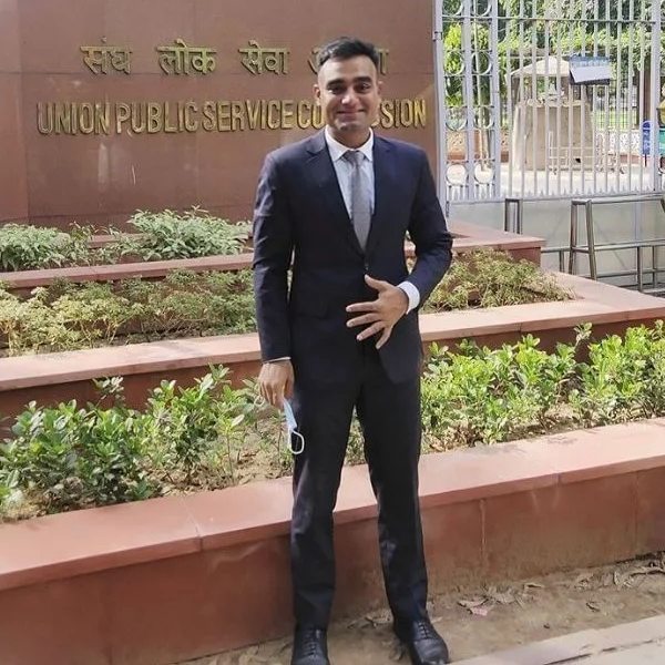 বাবা-মায়ের দিক থেকে কখনও কোনও চাপ আসেনি। তাঁরা বরাবর হিমাংশুর বুদ্ধির উপর ভরসা করেছেন। বিদেশে না গিয়ে দেশে থেকে দেশের কাজ করার সিদ্ধান্তও ছিল সম্পূর্ণ তাঁরই। হিমাংশু বলেছেন, ‘‘আসলে আইএএস হিসাবে দেশের বিভিন্ন স্তরে কাজ করার আকর্ষণই টেনেছিল আমাকে।’’