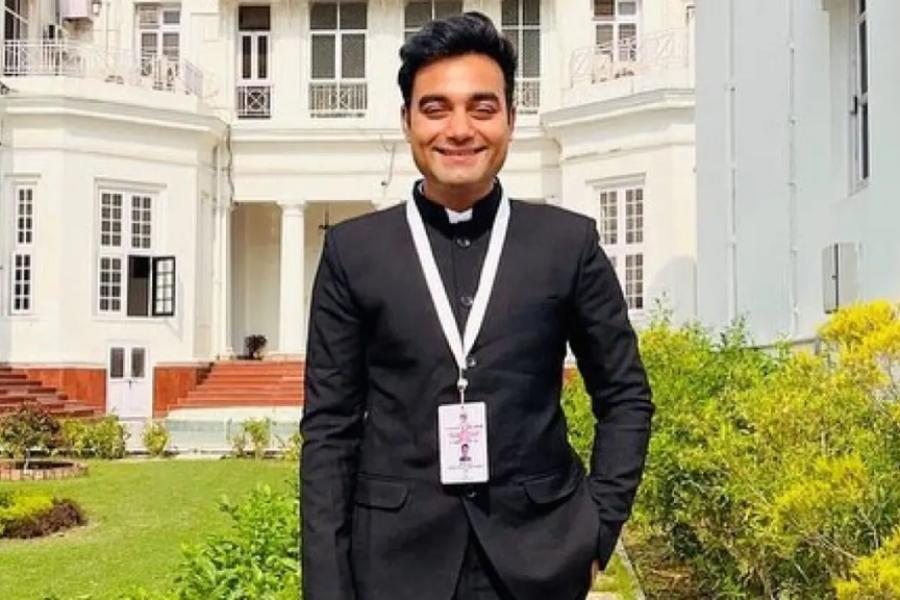 এ ভাবেই দেশের আমলাতন্ত্রের চৌহদ্দির দিকে প্রথম পদক্ষেপ হিমাংশুর। তার পরে আর ফিরে তাকাননি তিনি। ২০১৮ থেকে ২০২০ সাল পর্যন্ত তিন বার ইউপিএসসির সিভিল সার্ভিস পরীক্ষায় বসে অবশেষে কাঙ্ক্ষিত লক্ষ্যে পৌঁছন তিনি। 