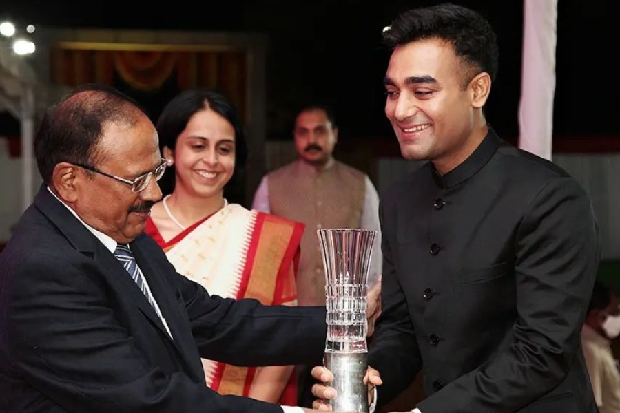 গত বছর জুলাইয়েও যোগী আদিত্যনাথের সরকারের উপজেলাশাসক ছিলেন হিমাংশু। এখন তাঁর ইনস্টাগ্রাম পোস্ট ইঙ্গিত দিচ্ছে, তিনি দিল্লিতে কর্মরত।