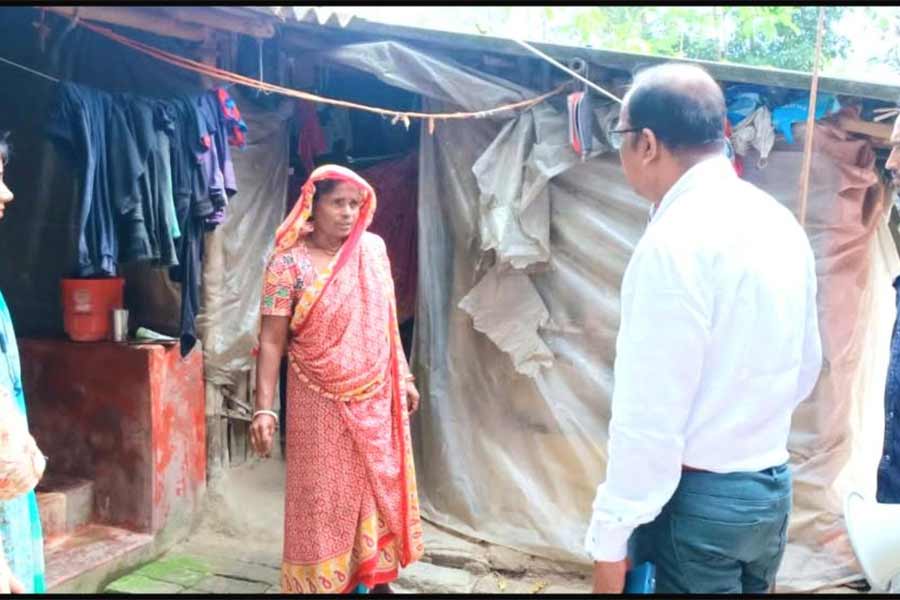 সন্দেশখালির কলোনি পাড়ায় এক বাড়ি গিয়ে কথা বলছেন সন্দেশখালির ২ বিডিও অরুন কুমার সামন্ত