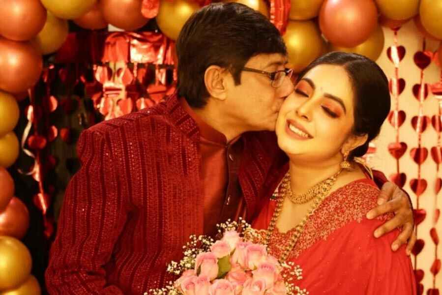 অভিনেত্রী শ্রীময়ী চট্টরাজের সঙ্গে বিধায়ক-অভিনেতা কাঞ্চন মল্লিকের বিয়ে কেবল হওয়ার অপেক্ষায় ছিল টলিপাড়া। শেষমেশ নতুন জীবনের দিকে পা বাড়ালেন দু’জনে। সইসাবুদ মিটিয়ে নিলেন একান্তেই।