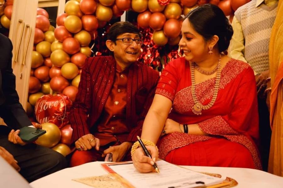 বিয়ে করে কেমন অনুভূতি হচ্ছে? সেই প্রশ্নের উত্তরে শ্রীময়ী বলেন, “এখনও বিশ্বাস করতে পারছি না যে, ‘মিস’ থেকে ‘মিসেস’ হয়ে গিয়েছি।’’