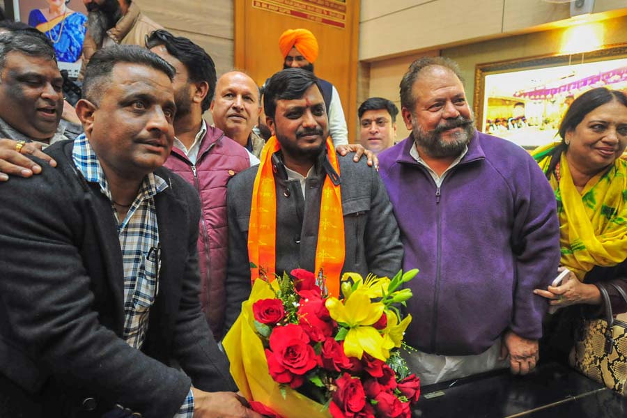 Advantage for BJP in Chandigarh as Mayor quits, three AAP Councilors cross over