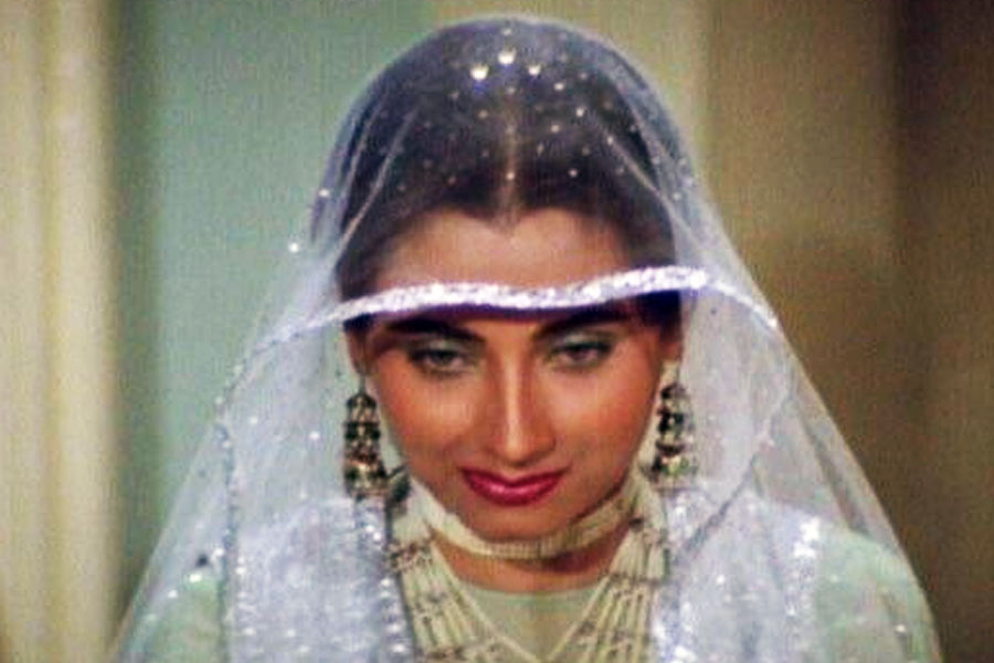 ‘নিকাহ’ ছবির চিত্রনাট্যে মুসলিম সমাজের বিবাহবিচ্ছেদ ব্যবস্থা ফুটিয়ে তোলা হয়। বলিপাড়া সূত্রে খবর, ছবির নাম প্রথমে রাখা হয়েছিল ‘তালাক তালাক তালাক’। পরে সেই নাম পরিবর্তন করে রাখা হয় ‘নিকাহ’।