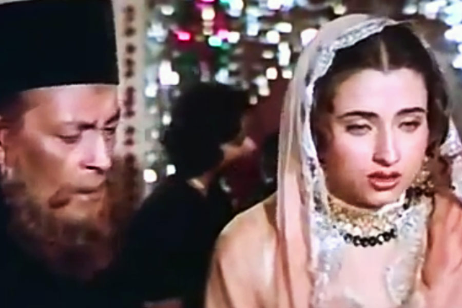 ‘নিকাহ’ ছবি মুক্তির পর দর্শকের একাংশ ক্ষোভ প্রকাশ করেন। বিবাহবিচ্ছেদ প্রসঙ্গে দেখানো হয়েছে বলে রক্ষণশীল মুসলিম সমাজের একাংশ আদালতের দ্বারস্থ হন।