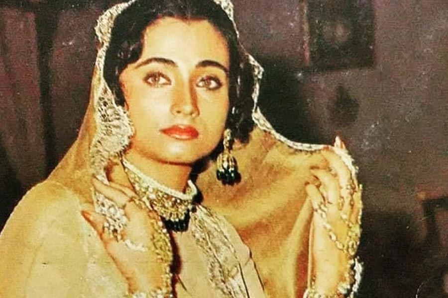 বিআর চোপড়ার বিরুদ্ধে আদালতে ৩৪টি মামলা দায়ের হয়। প্রেক্ষাগৃহের বাইরেও রক্ষণশীল মুসলিম সমাজের একাংশ পোস্টার লাগিয়েছিল। ‘নিকাহ’ ছবির প্রদর্শন বন্ধ করার দাবি জানিয়েছিলেন তাঁরা।