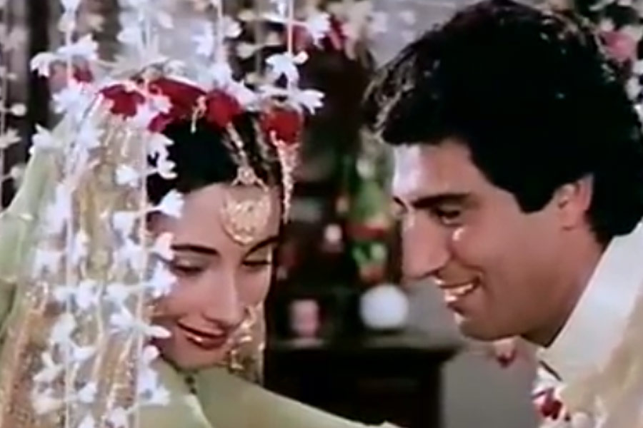 শত বিরোধিতা সত্ত্বেও ‘নিকাহ’ ছবি দেখতে প্রেক্ষাগৃহে ভিড় জমিয়েছিলেন দর্শক। বলিপাড়া সূত্রে খবর, সেই সময় এই ছবি তৈরি করতে খরচ হয়েছিল চার কোটি টাকা।