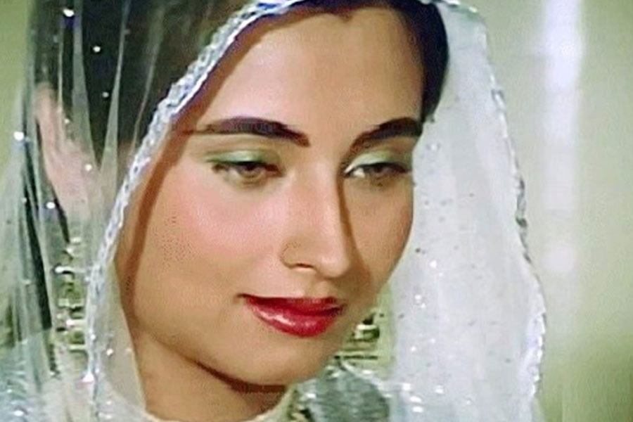 দেশের বক্স অফিসে ন’কোটি টাকার ব্যবসা করে ‘নিকাহ’ ছবিটি। আশির দশকে সফল ছবিগুলির তালিকায় নাম রয়েছে ‘নিকাহ’-এর।