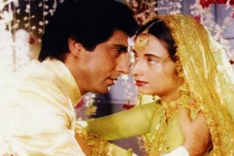 বলিপাড়ার অন্দরমহলে কান পাতলে শোনা যায়, সালমার বাড়িতে মাঝেমধ্যেই চিঠি এবং ফোন আসত। মুম্বই ছেড়ে নায়িকাকে লন্ডন চলে যাওয়ার হুমকি দেওয়া হত। অভিনয় না ছাড়লে সালমার ক্ষতি করার হুমকিও দেওয়া হত।