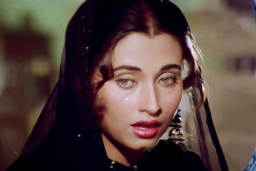 বলিপাড়ার একাংশের দাবি, ‘নিকাহ’ ছবিতে অমৃতা অভিনয় করুক চেয়েছিলেন রুকসানা। বিআর চোপড়াকে সেই প্রস্তাব দিয়েছিলেন তিনি। কিন্তু রুকসানার প্রস্তাব ফিরিয়ে দিয়েছিলেন পরিচালক।