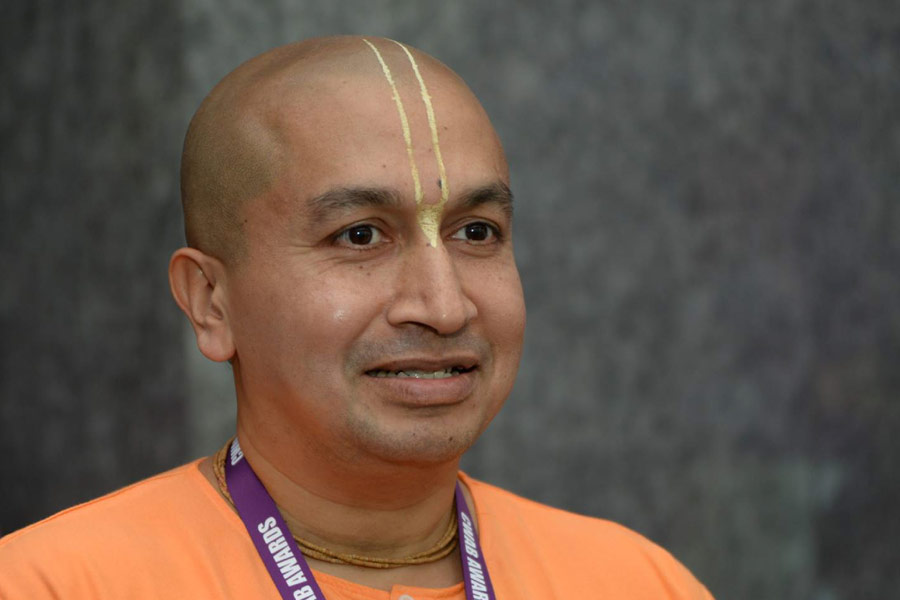 আইআইটি থেকে পাশ করে লক্ষ টাকা বেতনের চাকরি করার সুযোগ পেয়েছিলেন গৌরাঙ্গ। কিন্তু তাঁর আগ্রহ জন্মায় আধ্যাত্মিক জীবনের প্রতি। বর্তমানে ইসকনের সঙ্গে যুক্ত রয়েছেন তিনি।