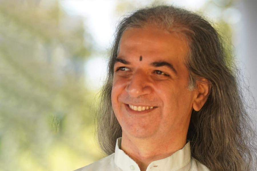 মুম্বইয়ের আইআইটি থেকে গণিত নিয়ে স্নাতকোত্তর ডিগ্রি অর্জন করেছিলেন খুরশেদ বাটলিওয়ালা। আইআইটি থেকে পাশ করার পর তিনি বিলাসিতা থেকে দূরে থাকার সিদ্ধান্ত নেন।