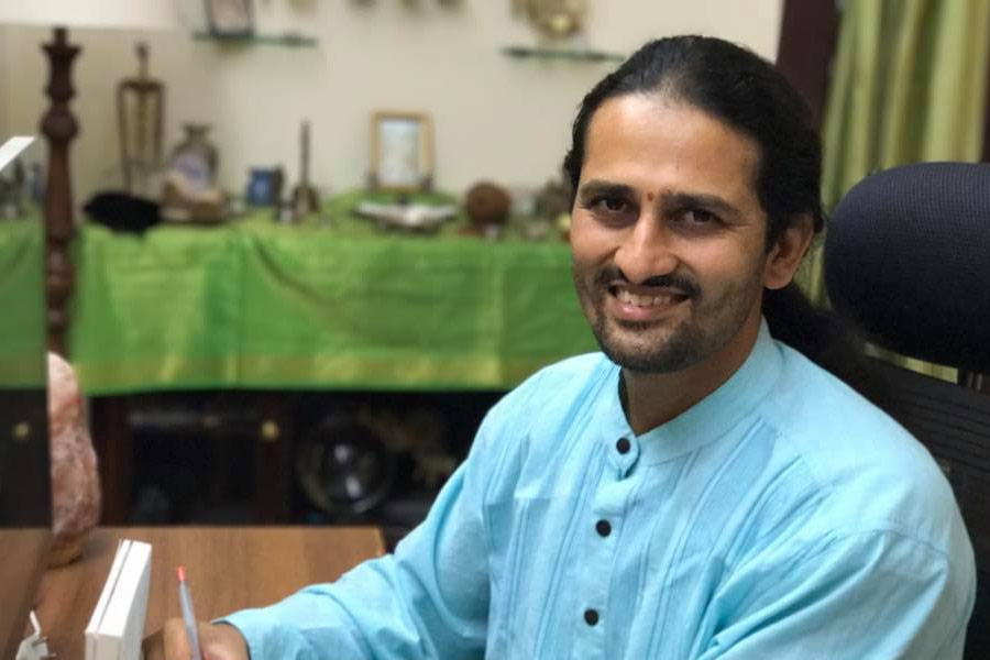 খুরশেদের মতে, অর্থ এবং বিলাসিতা বর্জন করে সাধারণ ভাবে জীবন যাপন করাই যায়। সাধারণ ভাবে জীবনযাপনের পদ্ধতি শেখানোর জন্য দেশ-বিদেশের নানা জায়গায় ওয়ার্কশপ করান তিনি। সন্ন্যাস জীবন যাপন করার পাশাপাশি বইও লিখেছেন তিনি।