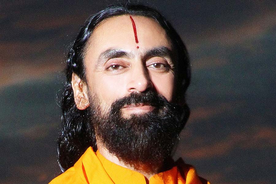 দিল্লির আইআইটি থেকে স্নাতক ডিগ্রি নিয়ে পাশ করার পর কলকাতার আইআইএম থেকে স্নাতকোত্তর ডিগ্রি অর্জন করেন স্বামী মুকুদানন্দ। যোগবিদ্যা এবং আধ্যাত্মিকতা নিয়ে বই লিখেছেন তিনি। বর্তমানে আধ্যাত্মিক গুরু হিসাবে জনপ্রিয়তা লাভ করেছেন তিনি।