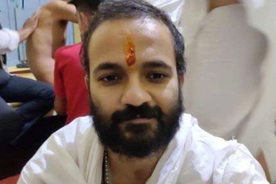 বারাণসীর আইআইটি থেকে কম্পিউটার ইঞ্জিনিয়ারিং নিয়ে স্নাতক ডিগ্রি অর্জন করেন অভিরাল জৈন। পড়াশোনার পর ভাল বেতনের চাকরিও পান তিনি। বছরে ৪০ লক্ষ টাকা পারিশ্রমিকের চাকরি ছেড়ে আধ্যাত্মিকতার পথ বেছে নেন তিনি।