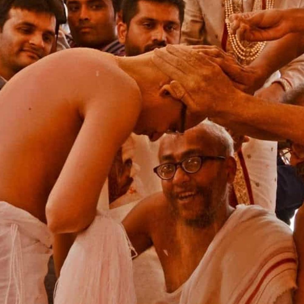 মুম্বইয়ের আইআইটি থেকে কেমিক্যাল ইঞ্জিনিয়ারিং নিয়ে পড়াশোনা করেছেন সঙ্কেত পারেখ। পড়াশোনা শেষ করার পর আমেরিকায় চাকরিও পেয়েছিলেন তিনি। প্রতি বছর ১২ লক্ষ টাকা আয়কর দিতেন তিনি।