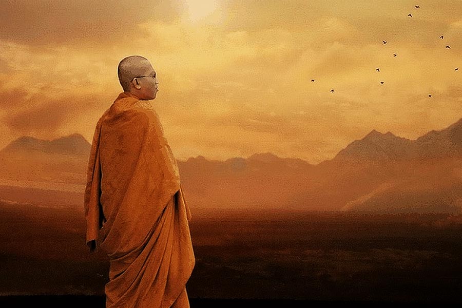 জৈন ধর্মের প্রতি ধীরে ধীরে আগ্রহ জন্মাতে থাকে সঙ্কেতের। তাদের আচার-আচরণ, রীতিনীতি মেনে জীবনযাপন করতে শুরু করেন তিনি। আড়াই বছর জৈন ধর্ম বিষয়ে পড়াশোনা করার পর চাকরি ছেড়ে দেন। ২০১৩ সালে জৈন ধর্মে দীক্ষা নেন তিনি।