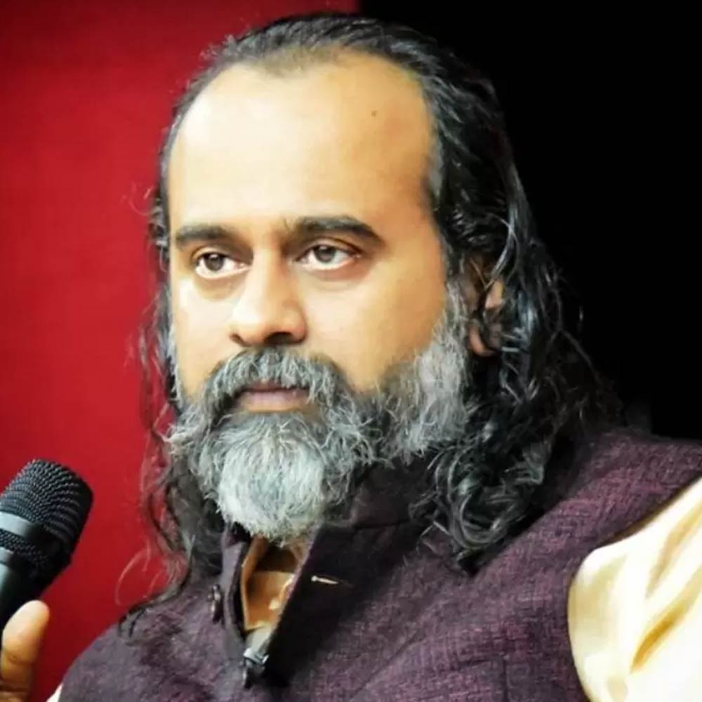 দিল্লির আইআইটি থেকে ইঞ্জিনিয়ারিং নিয়ে পড়াশোনা করে স্নাতক ডিগ্রি অর্জন করেন আচার্য প্রশান্ত। তার পর ২০০৩ সালে আমদাবাদের আইআইএম থেকে স্নাতকোত্তর ডিগ্রি অর্জন করেন তিনি। উচ্চপদের সরকারি চাকরি ছেড়ে বেদ-উপনিষদ নিয়ে পড়াশোনা শুরু করেন তিনি।