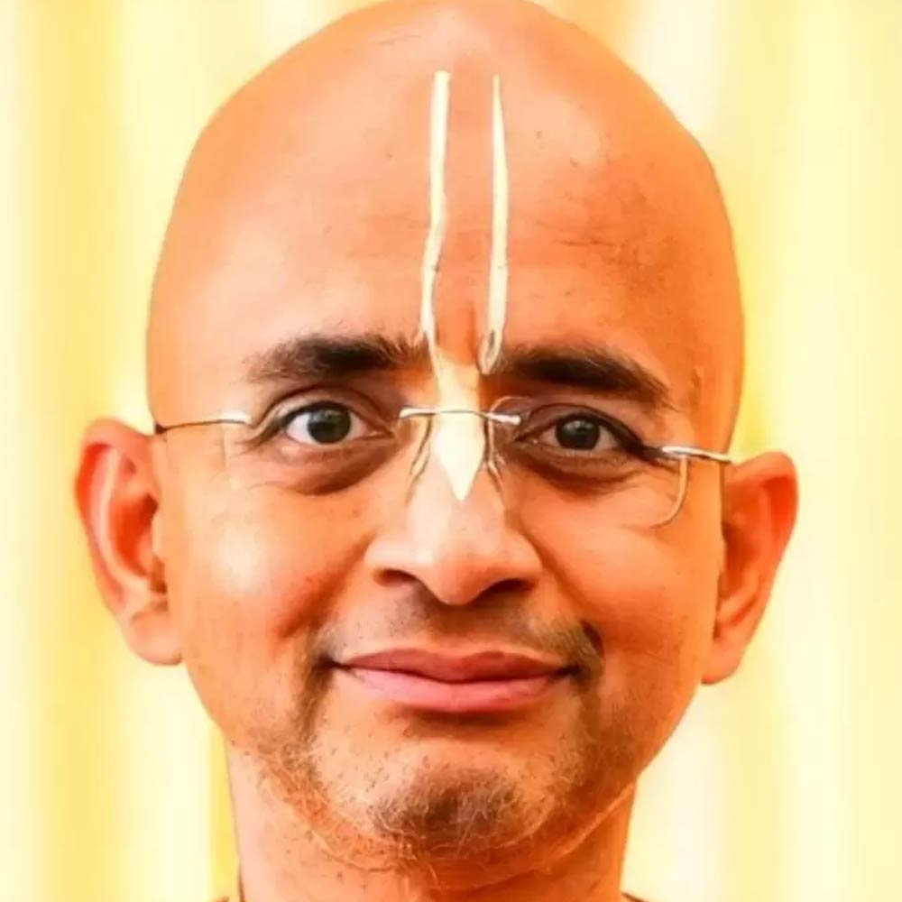 ১৯৯৩ সালে মুম্বইয়ের আইআইটি থেকে স্নাতকোত্তর ডিগ্রি নিয়ে পাশ করেন রাধেশ্যাম দাস। তার পর চাকরিও শুরু করেন তিনি। কিন্তু চাকরি ছেড়ে ১৯৯৭ সালে ইসকনের সঙ্গে যুক্ত হন তিনি।