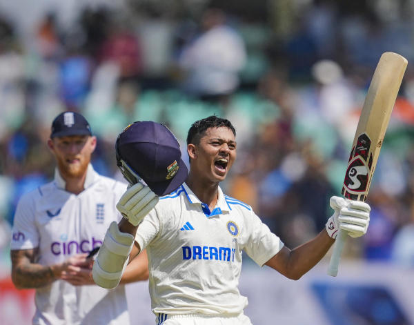 ক্রিকেটের ইতিহাসে নিজের নাম লেখালেন ভারতীয় তরুণ ব্যাটার যশস্বী জয়সওয়াল। রোহিত শর্মা থেকে সৌরভ গঙ্গোপাধ্যায়— টপকে গেলেন সবাইকে। কী এমন করলেন তিনি?