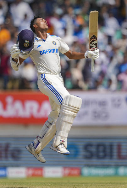 ২১৪ রানের ইনিংস গড়ার পথে এমন একটি বিশ্বরেকর্ড করেছেন তিনি, যা টেস্টের ১৪৭ বছরের ইতিহাসে প্রথম বার হয়েছে। কী এমন কীর্তি গড়েছেন ভারতের বাঁ হাতি ওপেনার?