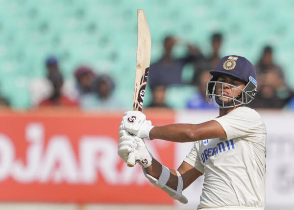 রাজকোটে দ্বিতীয় ইনিংসে ১২টি ছক্কা মেরেছেন যশস্বী, যা টেস্টের এক ইনিংসে মারা যুগ্ম সর্বাধিক ছক্কা।