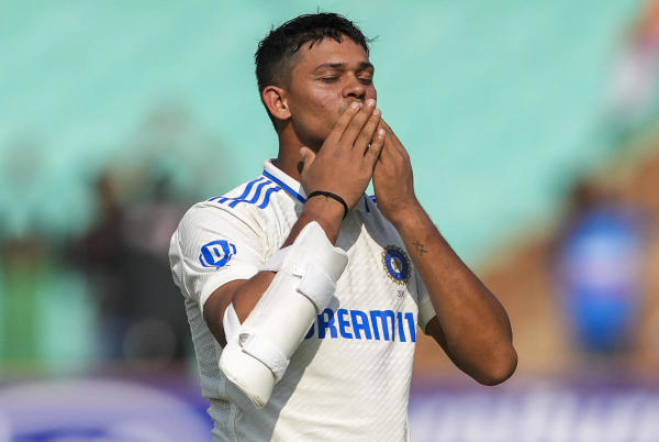 vরাজকোটে ১২টি ছক্কা মেরেছেন যশস্বী। ডিক্লেয়ার না করে দিলে আক্রমকে টপকে একক ভাবে সব থেকে বেশি ছক্কা মারার অধিকারী হতেও পারতেন তিনি।