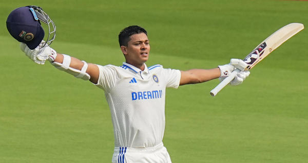 একমাত্র ভারতীয় ব্যাটার হিসাবে ইংল্যান্ডের বিরুদ্ধে টেস্টে দু’টি দ্বিশতরান করেছেন যশস্বী। ইংল্যান্ডের বিরুদ্ধে বিরাট কোহলি, সুনীল গাওস্কর, বিনোদ কাম্বলি, গুন্ডাপ্পা বিশ্বনাথ, রাহুল দ্রাবিড়, চেতেশ্বর পুজারা ও মনসুর আলি খান পটৌডির একটি করে দ্বিশতরান রয়েছে।