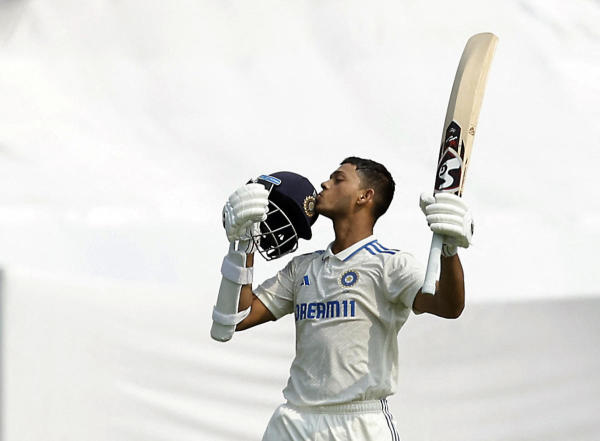 ভারতীয় বাঁ হাতি ব্যাটারদের মধ্যে এক সিরিজ়ে সব থেকে বেশি রান করেছেন যশস্বী। চলতি সিরিজ়ে ইতিমধ্যেই ৫৪৫ রান হয়ে গিয়েছে তাঁর। এখনও দু’টি টেস্ট বাকি রয়েছে।