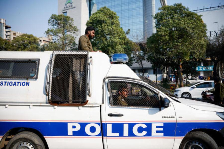 অনুগামীদের মধ্যে অনেকেই ছিলেন মহিলা। তাঁরা কান্নায় ভেঙে পড়েন।