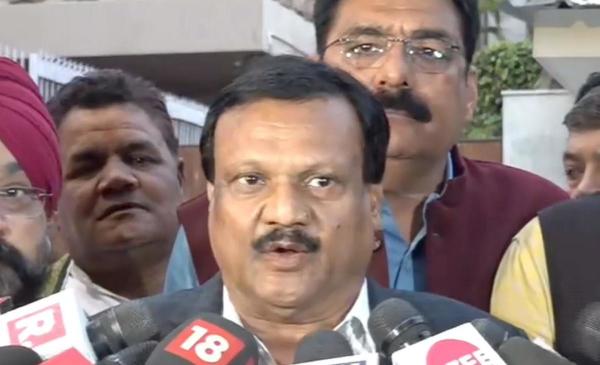 মধ্যপ্রদেশে কমল নাথের ঘনিষ্ঠ নেতা সজ্জন সিংহ বর্মা সোমবার দিল্লিতে তাঁর সঙ্গে দেখা করতে গিয়েছিলেন। তার পরে তিনি বলেন, ‘‘কমলজি আমাদের নেতা। তিনি যা সিদ্ধান্ত নেবেন, নিজেই ঘোষণা করবেন।’’