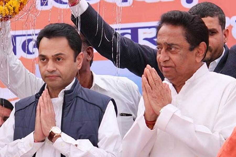 এপ্রিলের মধ্যে তা দিতে বলা হয়েছে। কমল নাথের ভাগ্নে রাতুল পুরী-সহ বেশ কয়েকজন আত্মীয় ও ঘনিষ্ঠদের বিরুদ্ধে সিবিআই, ইডি-র ব্যাঙ্ক প্রতারণা ও আর্থিক নয়ছয়ের মামলা চলছে। তা নিয়েই কমল ও তাঁর ছেলে ছিন্দওয়াড়ার সাংসদ নকুলের উপরে চাপ রয়েছে।