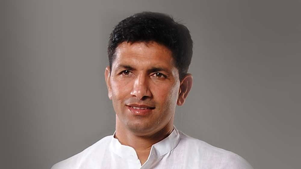 তার পরেই প্রদেশ কংগ্রেস সভাপতি পদ থেকে কমলকে সরিয়ে বসানো হয়েছিল তাঁর ‘বিরোধী’ হিসাবে পরিচিত জিতু পাটোয়ারিকে। বিরোধী দলনেতার পদও তাঁকে দেয়নি কংগ্রেস হাইকমান্ড।