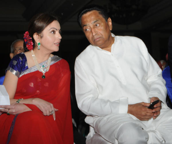 প্রায় দশ বছর আগে কেন্দ্রে ক্ষমতা হারানোর পর রাজনৈতিক প্রভাব হ্রাস পায় কংগ্রেসের। টান পড়ে ভাঁড়ারেও। কর্পোরেট অনুদান পাওয়ার ক্ষেত্রে কংগ্রেসের তুলনায় কয়েক গুণ এগিয়ে বিজেপি। এই পরিস্থিতিতে কমল নাথ বিজেপিতে যোগ দিলে কংগ্রেসের সঙ্গে শিল্পমহলের যোগাযোগের শেষ সুতোটিও ছিঁড়ে যেতে পারে বলে মনে করছে ওই সূত্রটি।