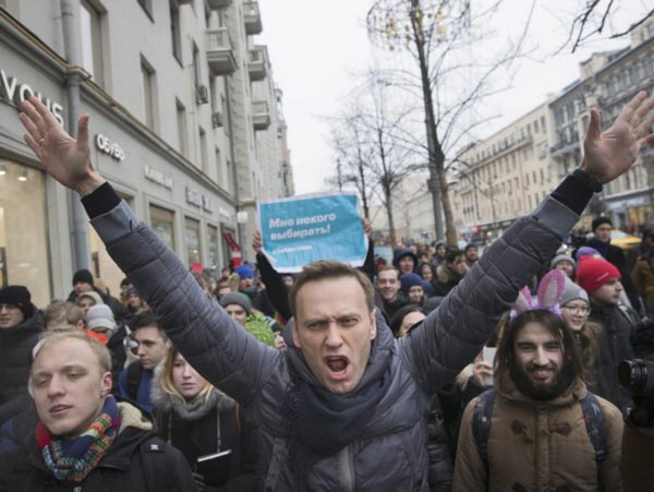 তার আগে তিনি জালিয়াতির অভিযোগে সাড়ে ১১ বছরের কারাদণ্ড ভোগ করছিলেন। মৃত্যুর সময় নাভালনি আর্কটিক জেল কলোনিতে ছিলেন। শুক্রবার সেই জেলেই তাঁর মৃত্যু হয়।