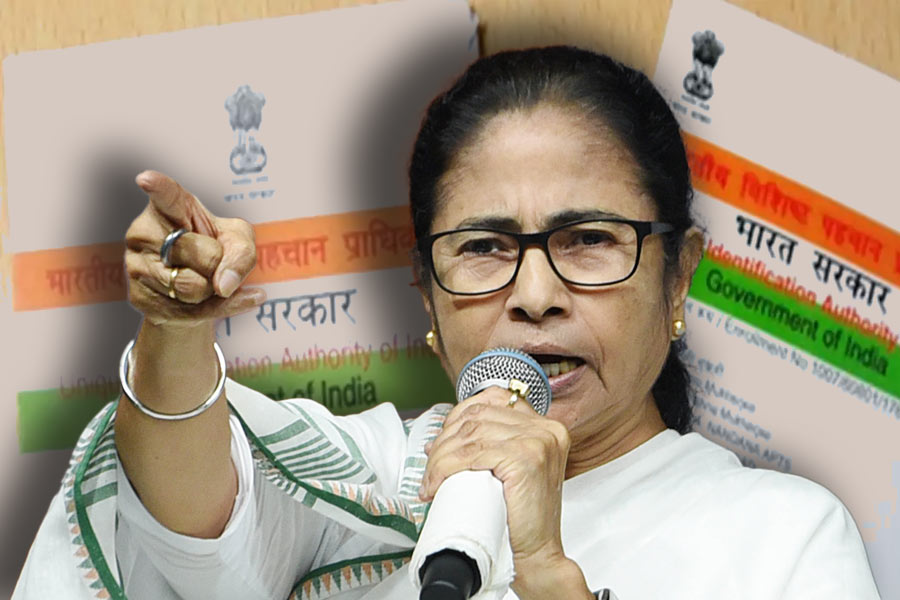 Mamata Banerjee gives message of Bengal model of Identity Card in Aadhar controversy
