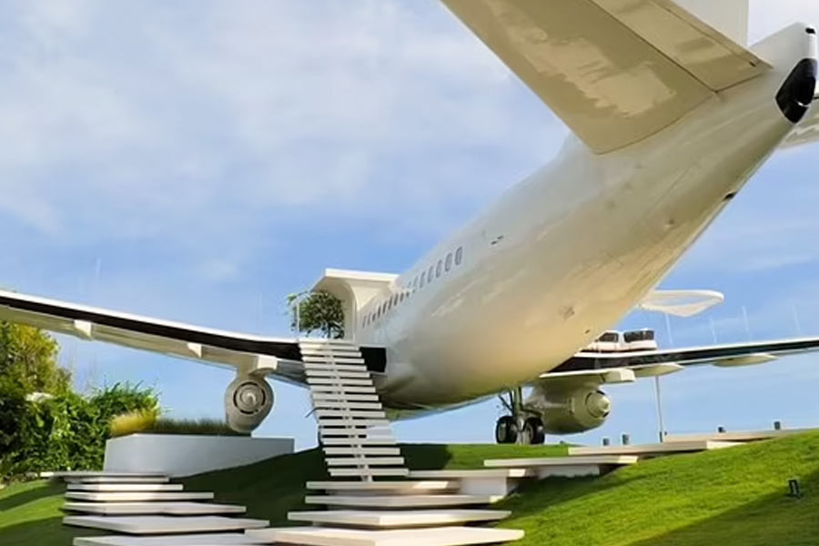 ফেলিক্স সমাজমাধ্যমে একটি ভিডিয়ো পোস্ট করে ভিলাটি ঘুরিয়ে দেখান। তিনি জানান, একটি বোয়িং ৭৩৭ বিমানকেই নতুন রূপ দিয়ে দুই বেডরুমবিশিষ্ট ভিলায় পরিণত করেছেন তিনি।