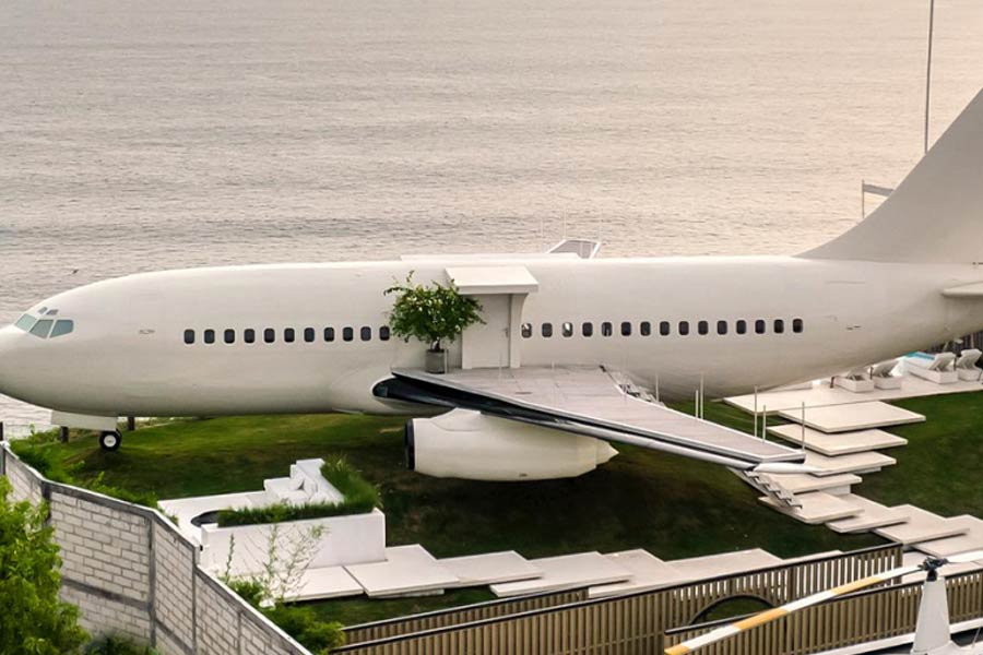 ইন্দোনেশিয়ার বালির ন্যাং ন্যাং সমুদ্রসৈকতের সামনে পাহাড়ের কোলে এই ভিলা প্রস্তুত করেছেন ফেলিক্স। ধাপে ধাপে সিঁড়ি উঠে গিয়েছে ভিলার দরজার সামনে।