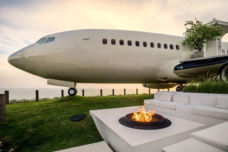 কাচের দরজা ঠেলে ও পারে গেলেই রয়েছে খোলা বারান্দা। বারান্দায় বসার জায়গা রয়েছে। সমুদ্রপৃষ্ঠ থেকে ১৫০ মিটার উপরে থাকা এই বিমান-ভিলায় রয়েছে জাকুজ়ি এবং সুইমিং পুল।