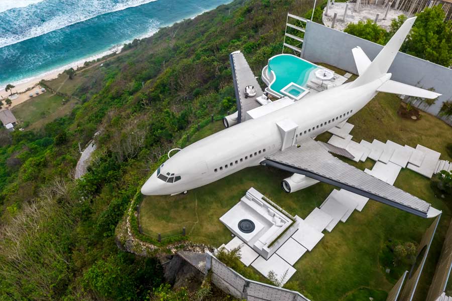 ভিলার ভিতরে একটি সরু প্যাসেজের ভিতর দিয়ে হেঁটে গেলে দেখা যাবে, প্যাসেজের দু’দিকে দু’টি বাথরুম। তার মধ্যে একটি বাথরুমে রয়েছে শুধুমাত্র স্নান করার ব্যবস্থা।