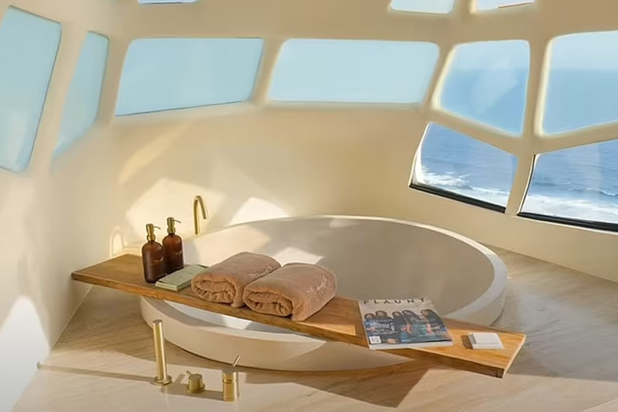 আলমারির পাশাপাশি আলাদা ভাবে ঘর তৈরি করে রাখা হয়েছে। সেখানে রয়েছে চোখমুখ ধোওয়ার ব্যবস্থা। তার সামনে দিয়ে যাওয়া যায় একটি বেডরুমে।