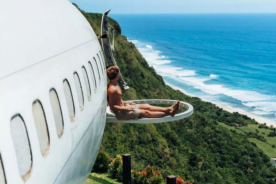 বিমানে যে ধরনের দরজা ব্যবহৃত হয় বেডরুমে রয়েছে সেই ধরনের দরজা। দরজা খুললেই তলায় দড়ি দিয়ে জাল চোখে পড়ে। অতিথিরা যেন জালের উপর বসে প্রাকৃতিক সৌন্দর্য উপভোগ করতে পারেন, সে কারণেই এই ব্যবস্থা।