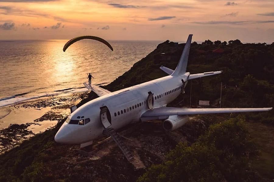 বিমান-ভিলার ভিডিয়ো নিজের এক্স হ্যান্ডলে পোস্ট করে আনন্দ লেখেন, ‘‘যাঁরা নিজেদের স্বপ্ন বাস্তবে পরিণত করতে পারেন তাঁরা ভাগ্যবান হন। আমি বুঝতে পারছি না এখানে কোনও দিন থাকার কথা পরিকল্পনা করে আনন্দ পাব, নাকি জেট ল্যাগের ফলে যে ক্লান্তি হবে তা নিয়ে দুশ্চিন্তা করব।’’