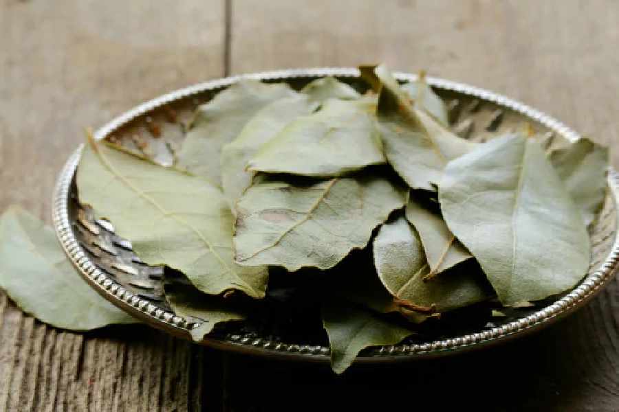Benefits of drinking bay leaf-soaked water to lose weight and controlling obesity