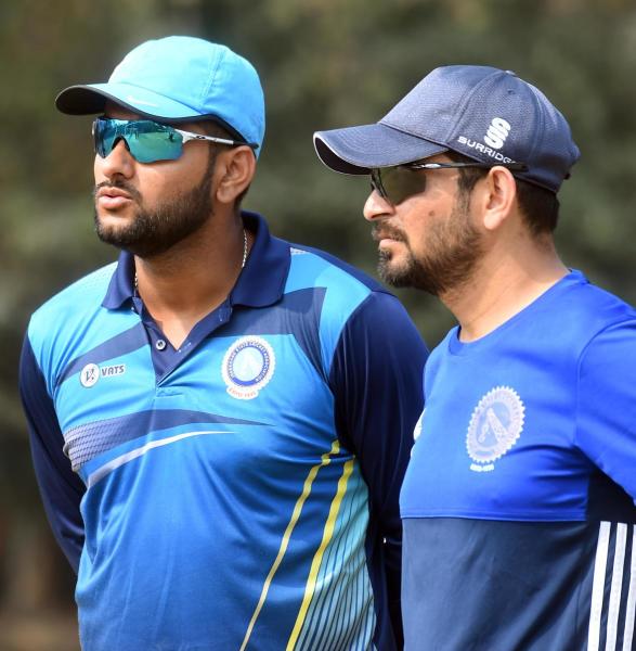 তিনি বলেন, “আমার মনে হয় যদি জাতীয় দলে জায়গা করতে না পারি, আইপিএলে সুযোগ না পাই, তা হলে প্রতিভাবান তরুণ ক্রিকেটারদের জায়গা ছেড়ে দেওয়াই ভাল।”