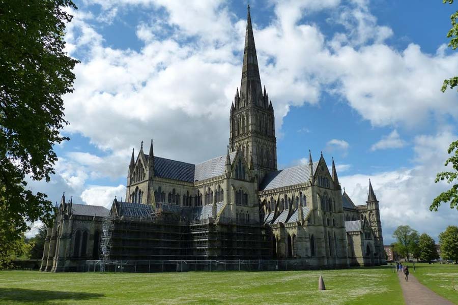 আর্চবিশপের চিঠি থেকে জানা যায় যে, গর্হিত অপরাধের কারণে এলাকে গুরুতর শাস্তি দেওয়া হয়। তাঁকে সাত বছর ধরে প্রতি দিন খালি পায়ে হেঁটে স্যালিসবেরি ক্যাথিড্রালে একটি জ্বলন্ত মোমবাতি নিয়ে যেতে হত। সেই সঙ্গে এই সাত বছর তিনি কোনও গয়না পরতে পারবেন না এবং কোনও রকম প্রসাধন করতে পারবেন না বলেও বিধান দেওয়া হয়। 