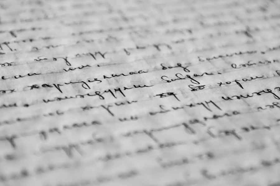 হত্যাকাণ্ডগুলির ঐতিহাসিক প্রেক্ষিত জানার জন্য এইজ়নার সমকালীন ইংল্যান্ডের ‘করোনারস রোল’ এবং আইনি নথিপত্র ব্যবহার করেছেন। ‘করোনার’রা ছিলেন সেই সময়ের এক ধরনের বিশেষজ্ঞ বিচারক, যাঁরা অস্বাভাবিক মৃত্যুর তদন্ত করে তার ব্যাখ্যা করতেন। কোনও হত্যাকাণ্ড ঘটলে করোনাররা সংশ্লিষ্ট এলাকার ১২ থেকে ৫০ জন বাসিন্দাকে জিজ্ঞাসাবাদ করে বিষয়টির তত্ত্বতালাশ করতেন এবং সেই সব তথ্য নথিবদ্ধ করতেন। এই নথিগুলিই ‘করোনারস রোল’ নামে পরিচিত। এই নথিগুলিতে মৃতের পরিচয়, হত্যার সময়, হত্যাস্থল, কী ভাবে হত্যা করা হয়েছে, হত্যায় ব্যবহৃত অস্ত্রের চরিত্র ইত্যাদি বিষয়ে বিশদ লেখা থাকত।