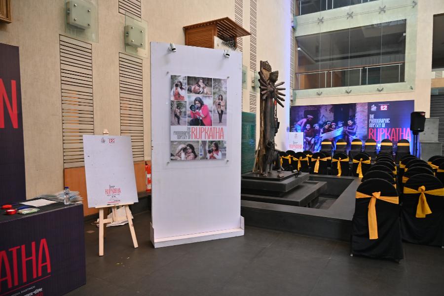 শহরের বুকে ফুরফুরে নতুন ভাবনা ও নতুন আঙ্গিক নিয়ে হাজির রূপকথা রুদ্র, মাত্র ২১ বছর বয়সেই যাঁর একক প্রদর্শনী নজর কেড়েছে কলকাতার তাবড় ছবির সমঝদারদের। 