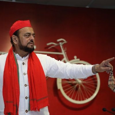 বিধানসভার বাইরেও এই দাবি জানিয়েছেন এসপি বিধায়ক আবু আজমি। তাঁর হাতে এই দাবি লেখা ব্যানার ছিল।